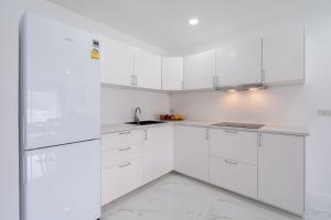 Patong Tower Brand 1-Bedroom apartment mountain view , Near Beach