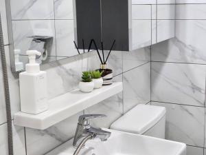 5mins to Jangseungbaegi station, 1mins to airport bus station, max 6pax, two bedrooms