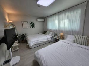 5mins to Jangseungbaegi station, 1mins to airport bus station, max 6pax, two bedrooms