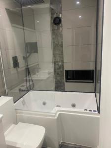 Lovely Modern studio flat with jacuzzi bath free parking
