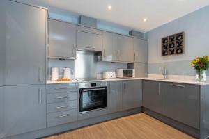 Elliot Oliver - Beautiful Two Bedroom Apartment With Parking in The Docks