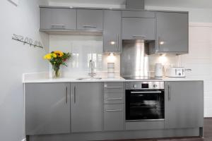 Elliot Oliver - Charming One Bedroom Apartment With Parking in The Docks