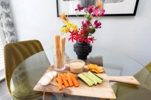 Elliot Oliver - Charming One Bedroom Apartment With Parking in The Docks