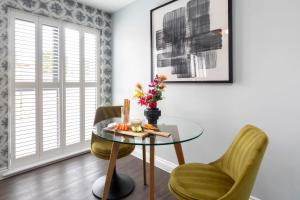 Elliot Oliver - Charming One Bedroom Apartment With Parking in The Docks