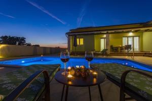 Schöne Villa mit privatem Pool im Dorf Stokovci