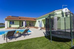 Schöne Villa mit privatem Pool im Dorf Stokovci