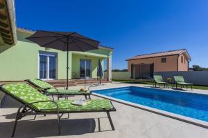 Schöne Villa mit privatem Pool im Dorf Stokovci