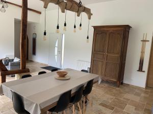 Maisons de vacances Gite, Maison entiere avec billard et bel espace de vie La Grange : photos des chambres