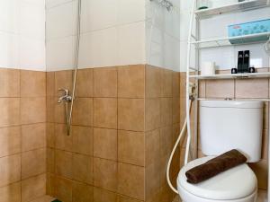 Modern Look and Comfortable 2BR Green Pramuka City Apartment By Travelio