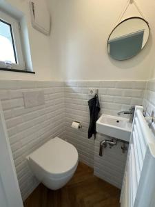 Quiet modern End-Unit House