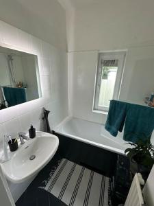 Quiet modern End-Unit House