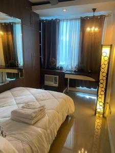 Elegant 2BR, 2 BA Suite Beside Eastwood Mall