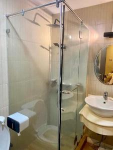 Elegant 2BR, 2 BA Suite Beside Eastwood Mall