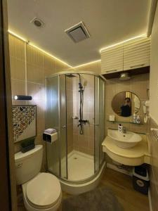 Elegant 2BR, 2 BA Suite Beside Eastwood Mall