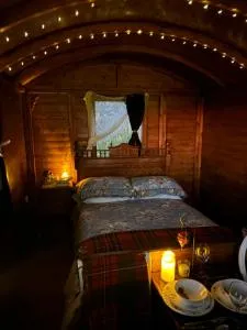 Eco Crofter's Wagon by the Sea - Off Grid Experience - No electricity - As seen soon on Netflix - Badcall