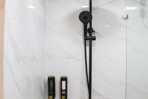 Cozy Stay and Minimalist 1BR Tokyo Riverside PIK 2 Apartment By Travelio