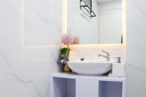 Cozy Stay and Minimalist 1BR Tokyo Riverside PIK 2 Apartment By Travelio