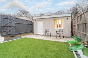 Cosy 1 Bedroom Studio walking distance to mall with parking available