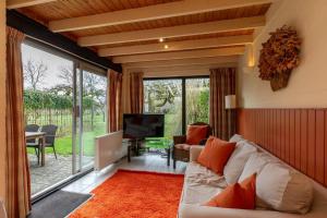 Welcome in - Vakantiehuisje Nr 86, Op een vakantiepark met zwembad, ruime en zonnige tuin