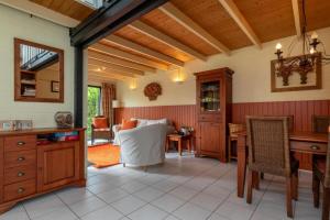 Welcome in - Vakantiehuisje Nr 86, Op een vakantiepark met zwembad, ruime en zonnige tuin