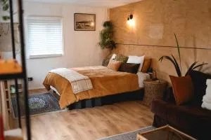 Kaitake Kabana - Unique, off-grid, studio retreat - Tataraimaka