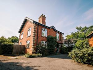 The Coach HousePass The Keys