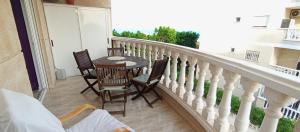 Apartamento con piscina, terraza y vistas al mar en Arenales del Sol