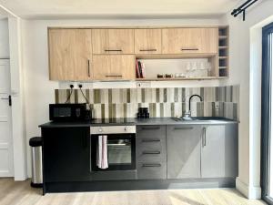 Beachside Studio With Courtyard