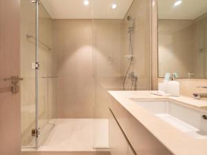 Skyline Serenity Holiday Home I Urban 2 Bedroom Apartment I Burj Khalifa & Fountain Views I Free Gym, Pool, Parking, Wi-Fi and PS5