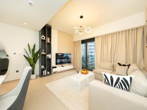 Skyline Serenity Holiday Home I Urban 2 Bedroom Apartment I Burj Khalifa & Fountain Views I Free Gym, Pool, Parking, Wi-Fi and PS5