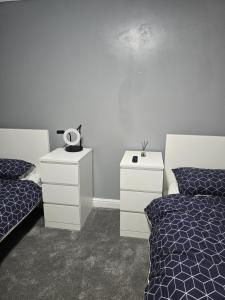 Manchester - House - Sleeps 6 - Parking - Garden