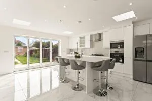 Spacious House - Ideal with Contractors & Groups - Direct Heathrow Access - Free Parking, Fast WiFi and Smart TV by Yoko Property - Ashford