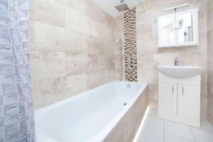 Modern stylish 2 bedroom apartment in East London