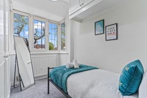 HS2 sites NEC Solihull Birmingham Edgbaston - 3 BDR 6 BEDS- Parking for Vans - Sleeps 6 Spacious Equipped Home - Sam ARZ Stays