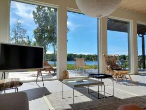 Modernia majoitusta luonnon keskellä