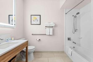 King Suite - Accessible/Non-Smoking room in Quality Inn & Suites Denver North - Westminster