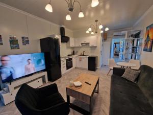 GRETA Nowoczesny domek modułowy nad stawem