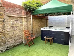 The Garden Apt Hot Tub - Westbrook Bay Beach - By Goldex Coastal Breaks - 伯青顿