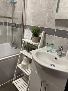 The Garden Apt Hot Tub - Westbrook Bay Beach - By Goldex Coastal Breaks