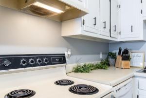 Charming 2 Bedroom Condo in Nashville with Free Parking