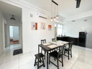 Huge Family Friendly 3BR Suite, PLATINO Service Apartment, Mins Walk to Paradigm Mall