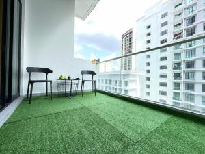 Huge Family Friendly 3BR Suite, PLATINO Service Apartment, Mins Walk to Paradigm Mall