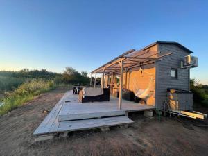 Lakefront Tiny House with WiFi, AC, Heating, all-year accessible