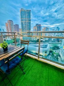 1BR Acqua Residences ,Mandaluyong just 3-5 mins to Makati district