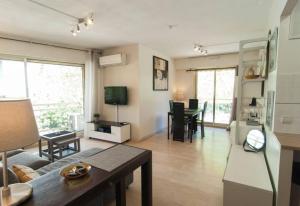 Elegant Apt w2 TerracesMins to Beach & Shops