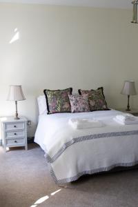 Hill House Lodge sleeps 6 Overlooking the rock of Cashel