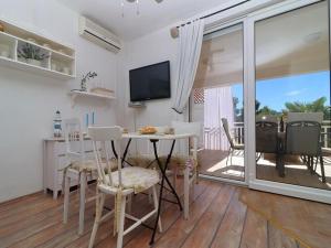 Apartments Mediterranean House - Two Bedroom Apartment with Terrace and Sea View