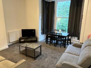 Two-Room Apartment room in Elms West Apartments