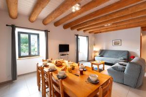 Maisons de vacances Gite Gite de France 6/10 personnes a La Ferme Lionnet : photos des chambres