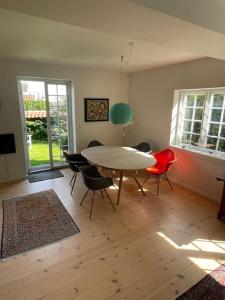 Smuk lejlighed med sundkig lige ved stranden